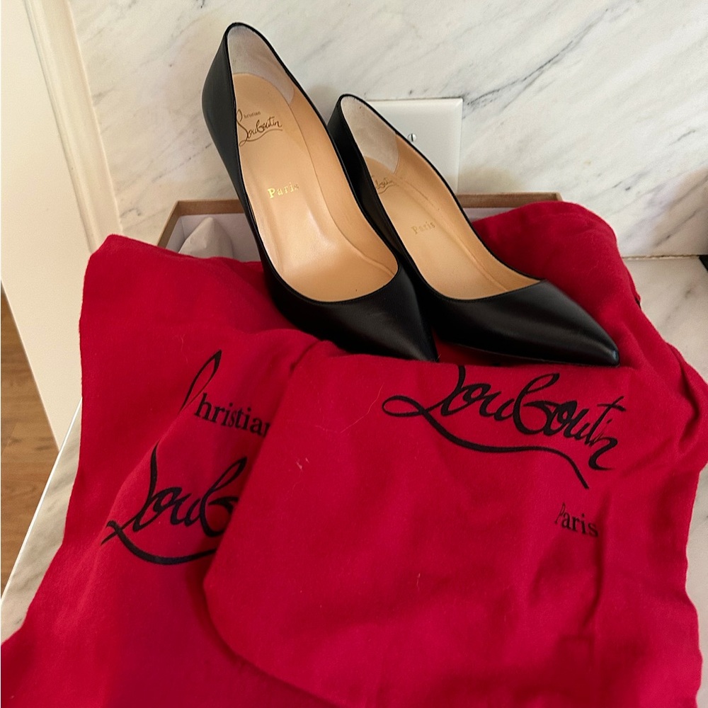 Christian LouBoutin Black Pump// Pigalle Follies 85